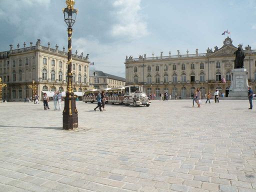  petit train touristique sur la place Stan
